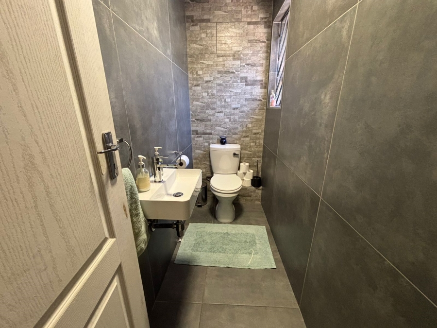 To Let 5 Bedroom Property for Rent in Rouxville Western Cape